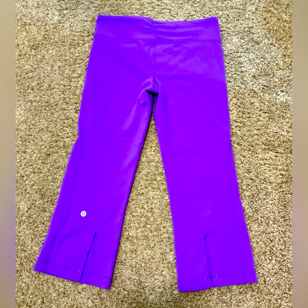 Lululemon Athletica cropped leggings with slit back, size 6